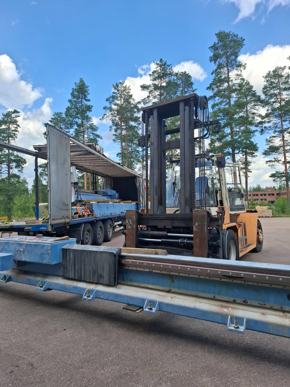 Trukkihaalaus teollisuusalueella